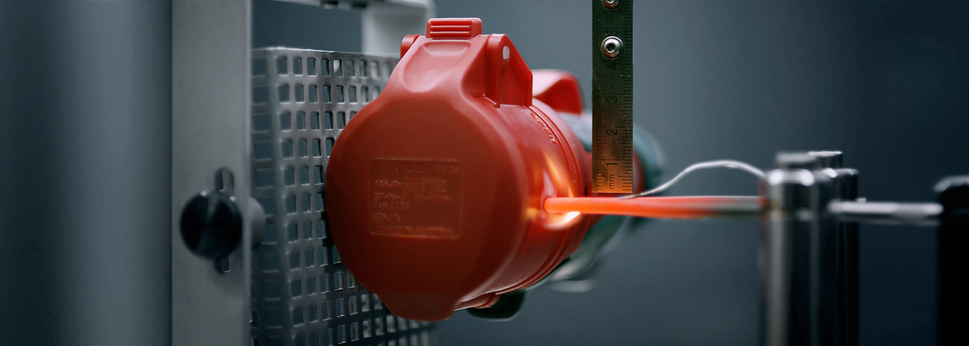 A plug on the test bench, rule and probe